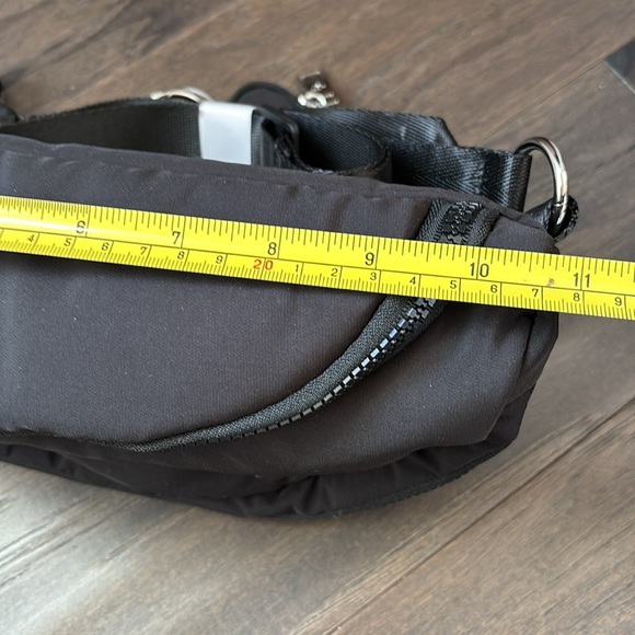 BEARPAW Crossbody/waist bag/fanny pack, double zip compartments + ear pod case - Picture 11 of 14